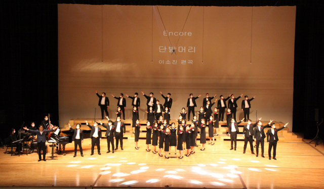 ▲ 경산시립합창단 단원들이 제25회 정기 연주회 공연을 진행하고 있다.
