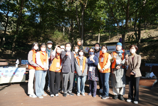 ▲ 영천시는 최근 마현산 꽃동산 일원에서 가족소통캠프인 ‘마현산 가족 소통 원정대’ 행사를 개최했다.