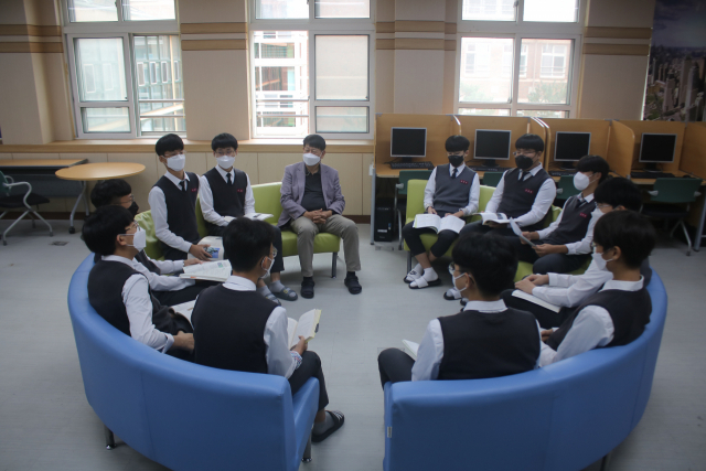 ▲ 강재동 경산고등학교장이 학생들과 소통의 시간을 가지고 있다.