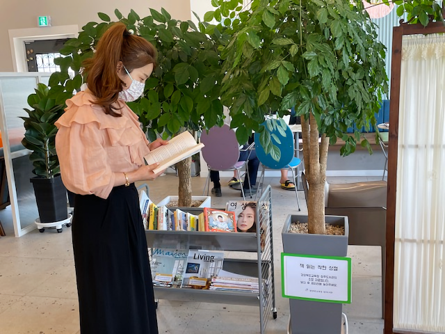 ▲ 성주도서관을 찾은 방문객이 ‘책 읽는 착한 상점’에서 책을 읽고 있다.