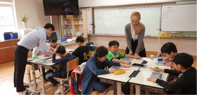 ▲ 영양 석보초등학교 학생들이 교사와 함께 디지털교과서를 활용한 수업에 참여하고 있다.