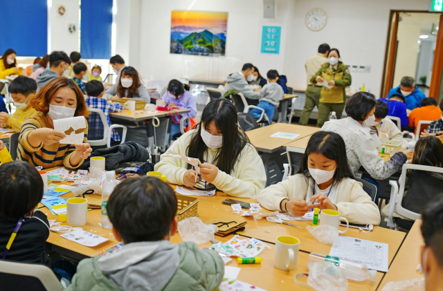 ▲ ‘성주 올라이트 생명학교’ 프로그램에 참여한 어린이들이 미술놀이 이벤트를 즐기고 있다.