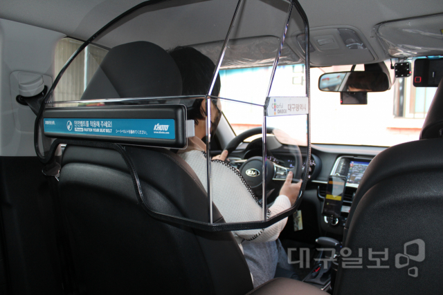 ▲ 정씨의 택시에 설치된 보호 격벽의 모습. 운전자를 감싸면서도 행동을 제약하지 않도록 인체공학적으로 설계됐다.