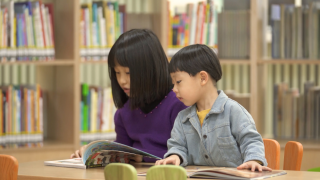 ▲ 안동시립중앙도서관이 유아들을 대상으로 독서프로그램을 진행하고 있다.