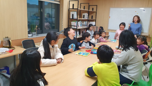 ▲ 울진지역 학생들이 매화작은도서관의 방과 후 독서프로그램에 참여하고 있다.