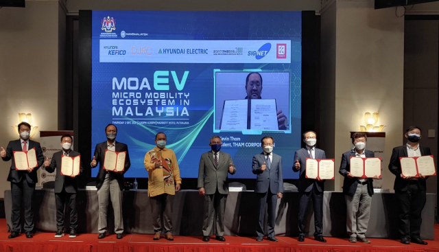 ▲ 한국-말레이시아 간 서비스형 모빌리티 산업육성을 위한 MOA가 현지에서 체결, 관계자들이 기념촬영을 하고 있다, 대구기계부품연구원 제공