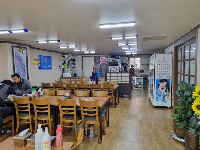 ▲ 방역패스 확대 첫 날인 6일 대구 북구의 한 식당에는 점심시간인데도 불구하고 한산한 모습이다.