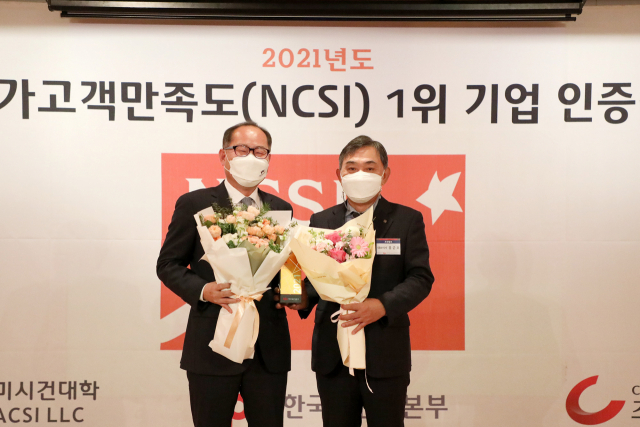 ▲ 이재용 영남이공대 총장(왼쪽)이 지난 7일 서울 롯데호텔에서 열린 2021년도 국가고객만족도(NCSI) 1위기업 인증식에서 수상 후 기념 촬영을 하고 있다.