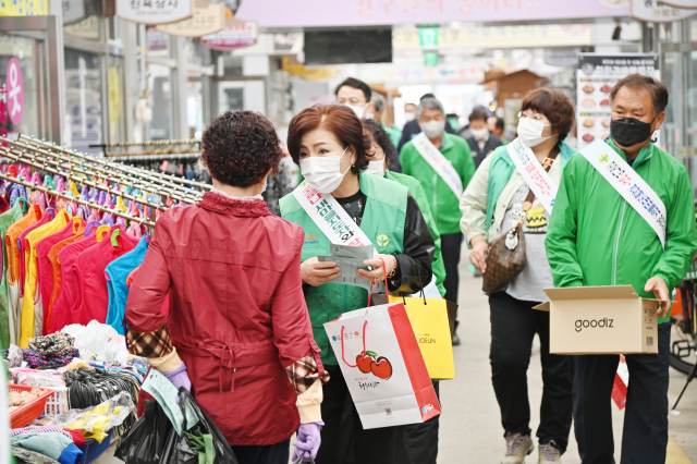 ▲ 청송군새마을회 회원들이 지역민에게 코로나19 방역용품을 나눠주고 있다.