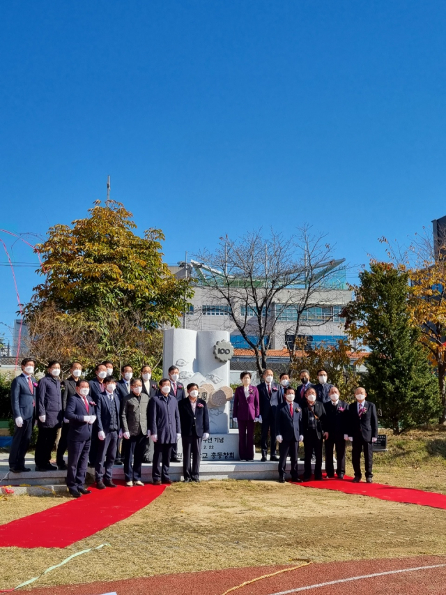 ▲ 대구화원초등학교가 지난해 100주년을 맞이해 기념식을 개최했다. 100주년 기념식에 참석한 동창회원들이 기념사진을 촬영하고 있다.