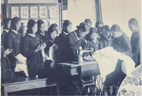 ▲ 1950년대 기술 수업 중인 당시 화원초 재학생들의 모습.