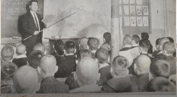▲ 1960년대 교실 수업 모습.