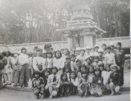 ▲ 1970년도에 수학여행을 간 당시 재학생들의 단체사진.