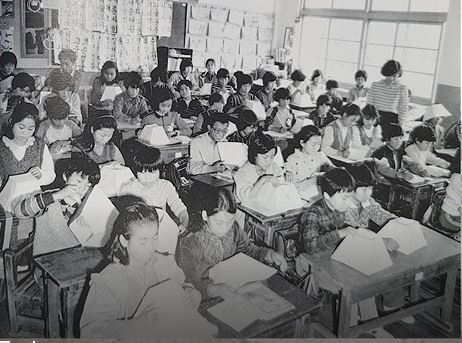 ▲ 1980년대 수업을 듣는 당시 재학생들의 모습.