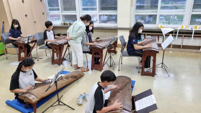 ▲ 정규 수업을 마친 성주 수륜중학교 국악반 학생들이 방과후학교를 통해 악기를 배우고 있다.