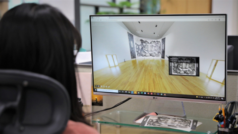 ▲ 경주엑스포대공원 솔거미술관이 최근 가상현실공간인 VR전시관을 오픈했다. 한 시민이 VR전시관을 통해 솔거미술관의 다양한 작품들을 관람하고 있다.