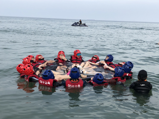 ▲ 2019년 7월 포산고등학교 학생들이 해양수련원 앞 동해바다에서 체온유지자세 해양체험활동을 하고 있다.