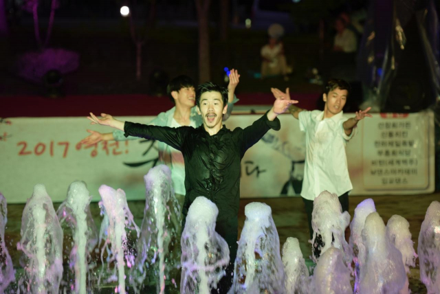 ▲ 그룹 아나키스트 리더 김학용씨가 버스킹에서 춤을 선보이고 있다.