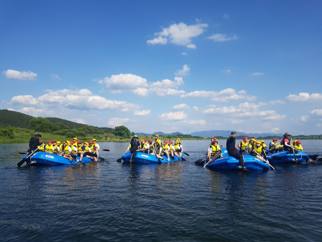 ▲ 2019년 6월 침산중학교와 현풍중 학생들이 낙동강에서 수상 활동(래프팅) 체험을 하고 있다.