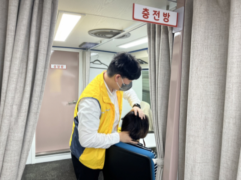 ▲ 경북 비타버스 내부 충전방에서 코로나19 대응 인력이 피로를 풀고 있다.