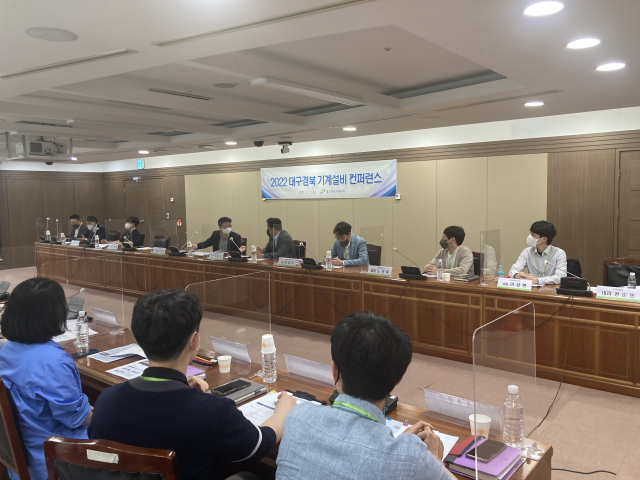 ▲ 한국토지주택공사 대구경북지역본부는 지난 17일 친환경 기계설비 콘퍼런스를 개최했다. 이날 콘퍼런스에 참석한 관계자들이 의견을 나누고 있다.