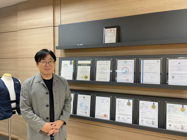 ▲ 양원석 케이에스엔티 대표. 양 대표의 옆에 케이에스엔티가 획득한 특허증과 상장이 즐비해 있다.