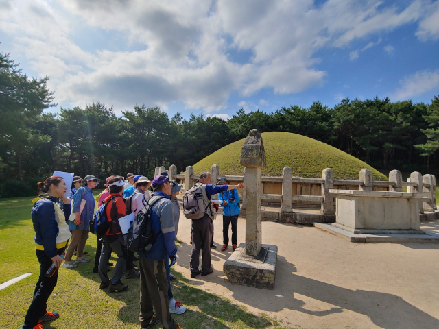 ▲ 관광객들이 경주국립공원 화랑지구에 있는 김유신 장군의 묘를 둘러 보고 있다.