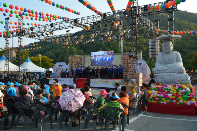 ▲ ‘제21회 경산갓바위소원성취축제’에서 경산시립합창단이 공연을 진행하고 있다.