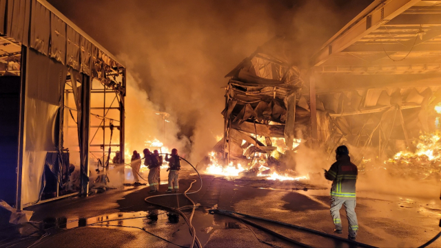 ▲ 소방대원들이 7일 오전 대구 달서구 월암동 한 라벨인쇄공장에서 화재를 진압하고 있다.