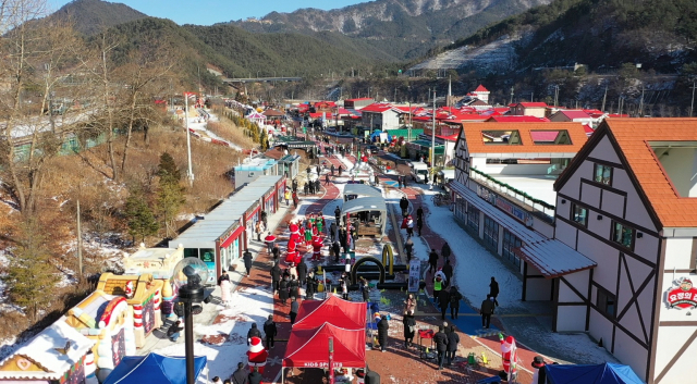 ▲ 드론으로 촬영한 봉화 분천 한겨울 산타마을의 전경.