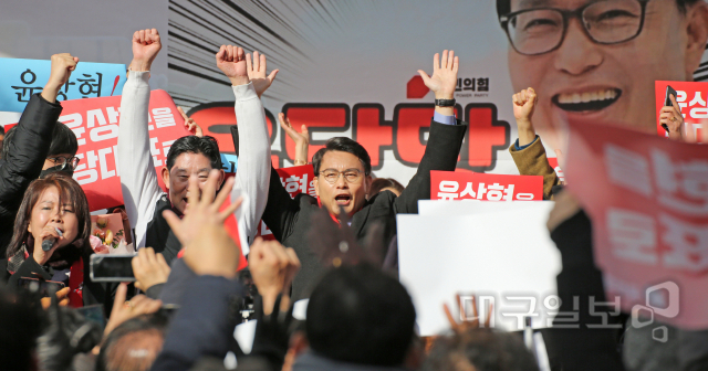 ▲ 국민의힘 당권 주자인 윤상현 의원이 17일 오후 대구시 중구 서문시장을 찾아 당 대표 선거에 도전하는 포부를 밝히고 지지를 호소하고 있다.