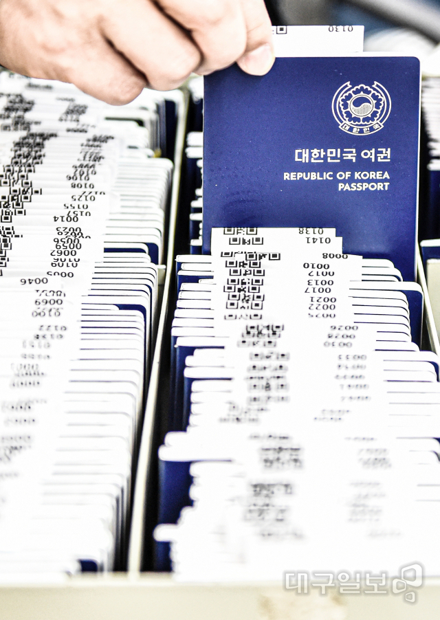 ▲ 코로나19 완화 추세로 해외여행을 위한 여권발급 수요가 늘어나고 있는 가운데 31일 오전 대구 달서구청 여권 민원실에서 한 직원이 교부할 여권을 정리하고 있다.