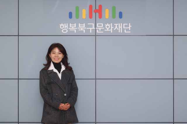 ▲ 행복북구문화재단 로고 앞에 선 박정숙 상임이사