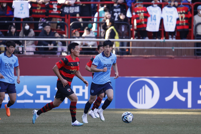 ▲ 대구FC 고재현(맨 오른쪽)이 프로축구 하나원큐 K리그1 2023 포항 스틸러스와의 개막전에서 드리블을 하고 있다. 대구FC 제공