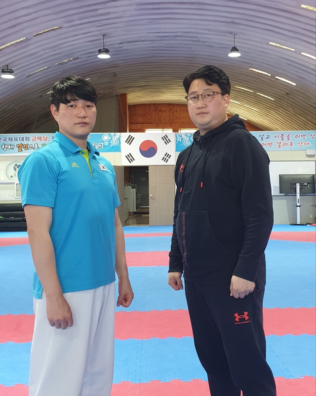 ▲ 대구 경상공고 태권도부 정남영 감독(오른쪽)과 엄민식 코치