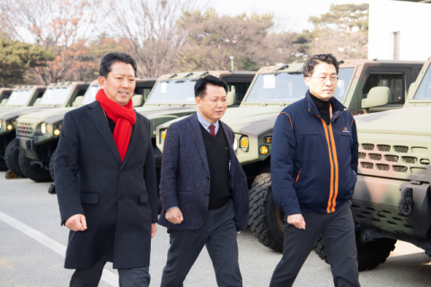 ▲ 김장호 구미시장(왼쪽)은 지난 1월 방산기업인 한화시스템을 방문해 방산혁신클러스터 유치를 위한 공동대응을 요청했다.