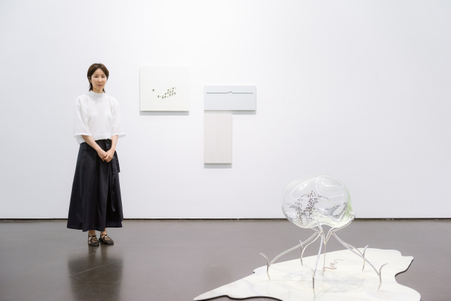▲ 우손갤러리에서 만난 오묘초 작가가 자신의 작품과 기념사진을 촬영하고 있다.