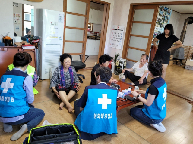 ▲ 봉화해성병원 의사와 간호사들이 수재민 의료봉사를 하고 있다.