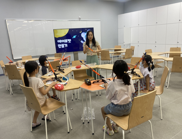▲ 수성창의과학센터를 방문한 어린이들이 에어로켓 만들기 활동을 하고 있다.