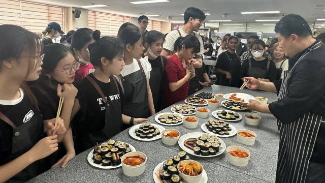 ▲ 한국어학당 소속 유학생들이 직접 만든 김밥과 떡볶이를 평가하고 있다.