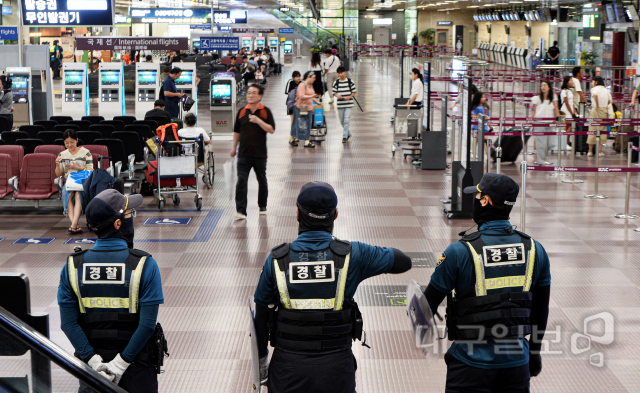 ▲ 대구국제공항에서 폭탄 테러와 흉기 난동이 예고된 가운데 9일 경찰들이 대구공항 경계를 강화하고 있다.