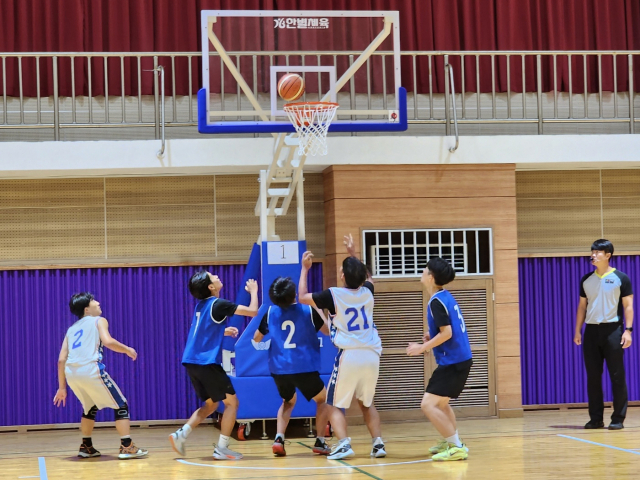 ▲ 최근 구미에서 열린 ‘2023 금오공고 총동문회장배 학교스포츠클럽 3on3 농구대회’에 참가한 선수들이 리바운드를 다투고 있다.