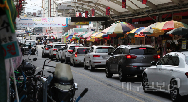▲ 추석 연휴를 나흘 앞둔 24일 오후 대구 중구 서문시장이 시민들과 차량들로 북적이고 있다.
