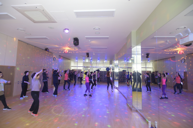 ▲ 대구 남구국민체육센터 내 회원들이, 신나게 음악에 맞춰 춤추면서 재미있게 운동할 수 있는 댄스 체험을 하고 있다.