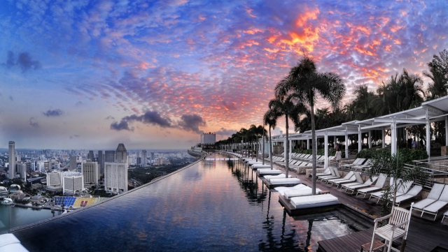 ▲ 싱가포르 대표적 랜드마크 마리나베이샌즈의 인피니티풀은 싱가포르에서 인생샷을 건지기에 더없이 좋은 곳 중 하나다. 출처 - 싱가포르관광청 홈페이지.