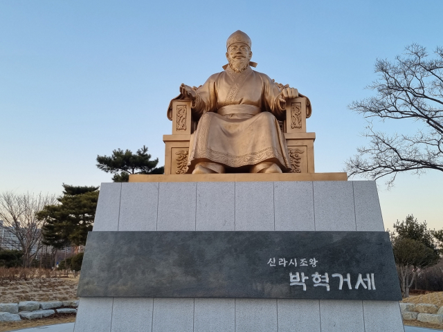▲ 신라 최초의 왕으로 61년 간 나라를 다스렸던 박혁거세 동상. 경주 황성공원에 있다.