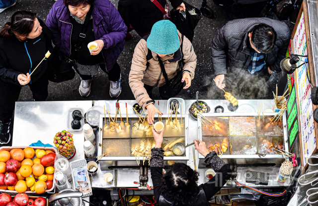 ▲ 찬바람과 함께 초겨울 추위가 계속되고 있는 27일 오전 대구 중구 서문시장에서 시민들이 어묵을 먹으며 추위를 녹이고 있다.