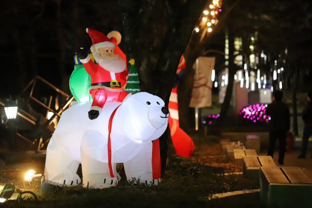▲ ‘산타마을 빛 축제: 산타 브라이트 시즌’이 어울아트센터 일원에 설치됐다.