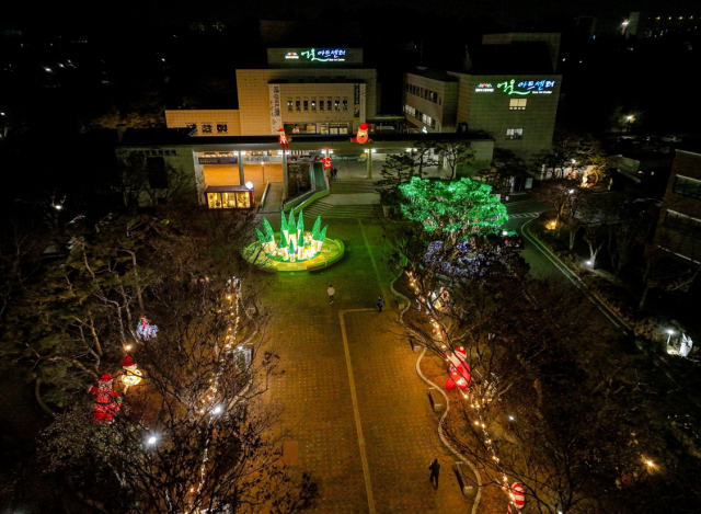 ▲ ‘산타마을 빛 축제: 산타 브라이트 시즌’이 어울아트센터 일원에 설치됐다.