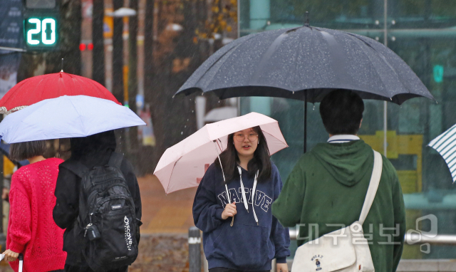 ▲ 포근한 날씨 속에 겨울비가 내린 11일 오전 대구 수성교 인근에서 우산을 쓴 시민들이 발걸음을 재촉하고 있다.